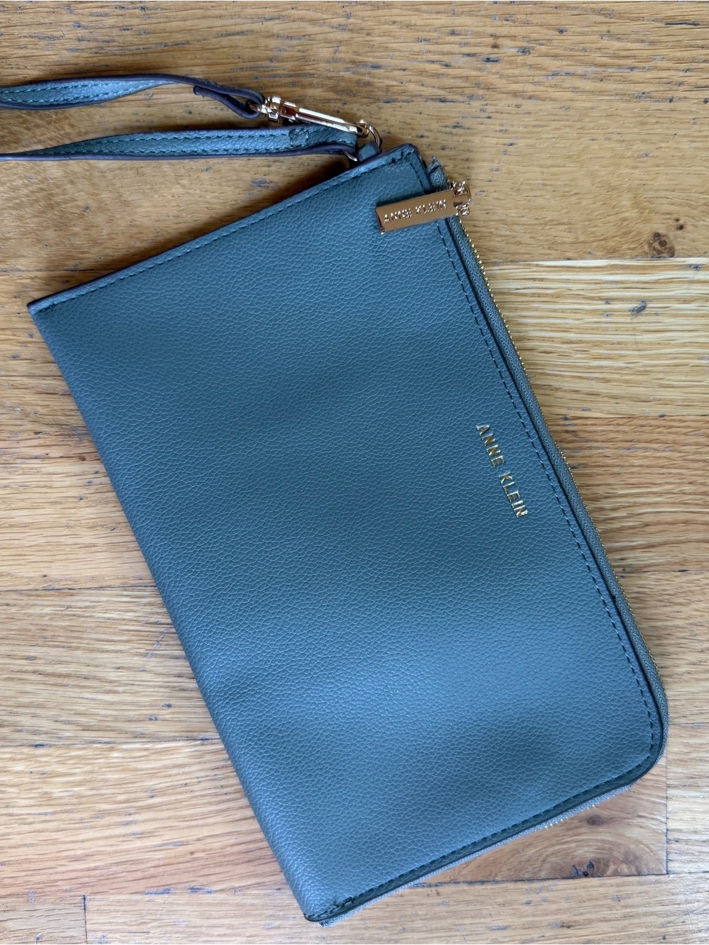 Anne Klein Large Green Pebbled Faux Leather Envelope Zip Wristlet Gold Hardware